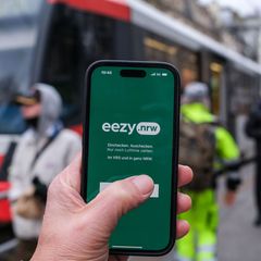 Die App „eezy.nrw“ wird auf einem Smartphone gestartet. (Symbolbild) Foto: Oliver Berg/dpa