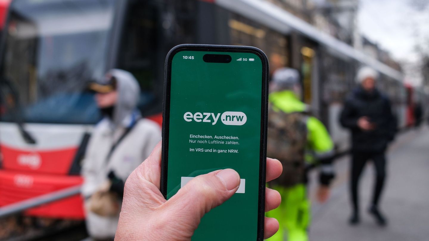 Die App „eezy.nrw“ wird auf einem Smartphone gestartet. (Symbolbild) Foto: Oliver Berg/dpa