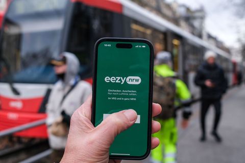 Die App „eezy.nrw“ wird auf einem Smartphone gestartet. (Symbolbild) Foto: Oliver Berg/dpa
