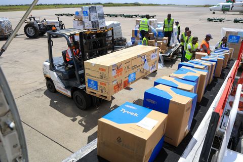 Medizinische Hilfsgüter werden in die Region des Ebola-Ausbruchs geflogen - doch noch fehlt es in vielen Orten an Material und L
