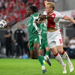 Sie lieferten sich ein hartes Duell: Noel Futkeu (l) und Ben Hüning. Foto: Federico Gambarini/dpa