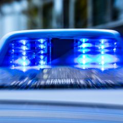 Ein 18-Jähriger muss schwer verletzt ins Krankenhaus. (Symbolbild) Foto: David Inderlied/dpa