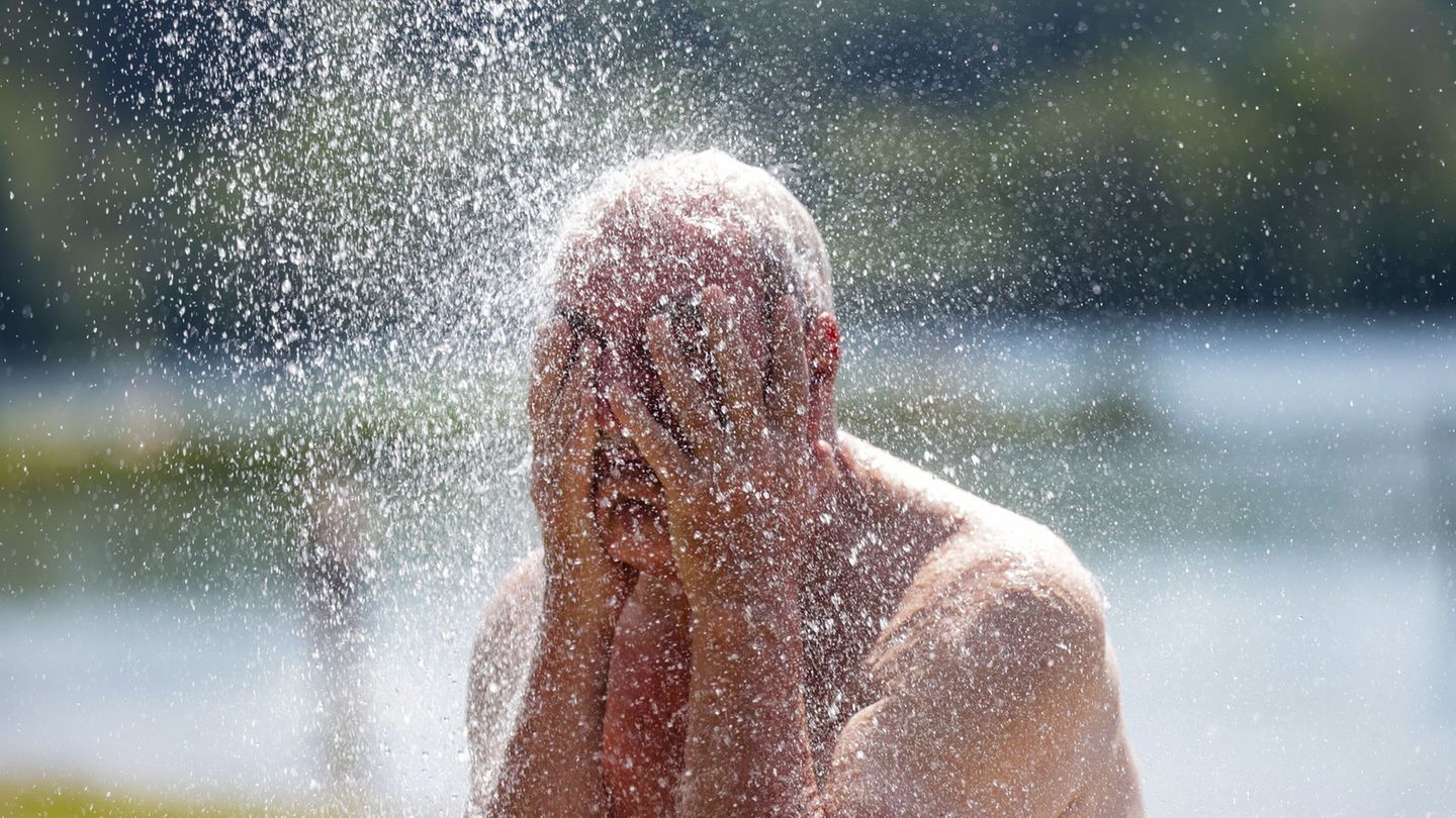 Die Temperaturen werden nur leicht sinken, es bleibt heiß.(Archiv) Foto: Thomas Warnack/dpa