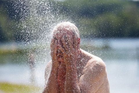 Die Temperaturen werden nur leicht sinken, es bleibt heiß.(Archiv) Foto: Thomas Warnack/dpa
