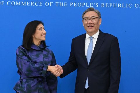 Wirtschaftsministerin Reiche (l) traf Chinas Handelsminister Wang. Foto: Johannes Neudecker/dpa