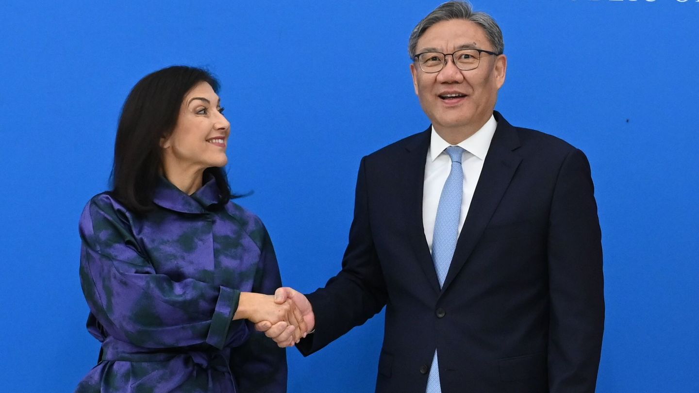 Wirtschaftsministerin Reiche (l) traf Chinas Handelsminister Wang. Foto: Johannes Neudecker/dpa