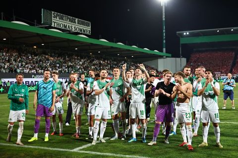 Die Fürther Spieler feierten den Erfolg in der Relegation. Foto: Daniel Karmann/dpa