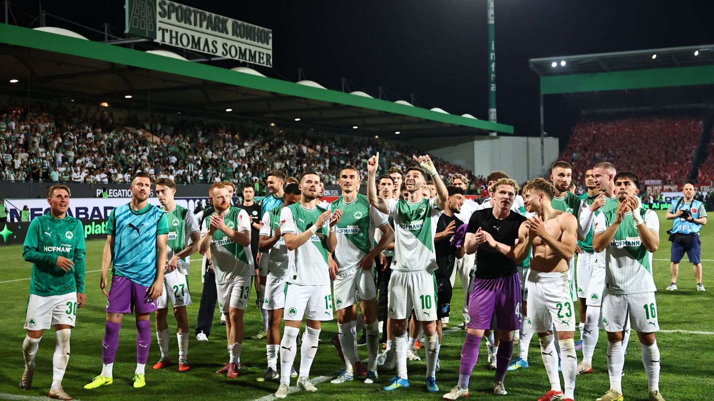 Die Fürther Spieler feierten den Erfolg in der Relegation. Foto: Daniel Karmann/dpa