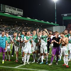 Die Fürther Spieler feierten den Erfolg in der Relegation. Foto: Daniel Karmann/dpa