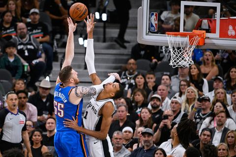 Isaiah Hartenstein (links) legte für Oklahoma in Spiel fünf gegen die San Antonio Spurs um Starspieler Victor Wembanyama 15 Rebo