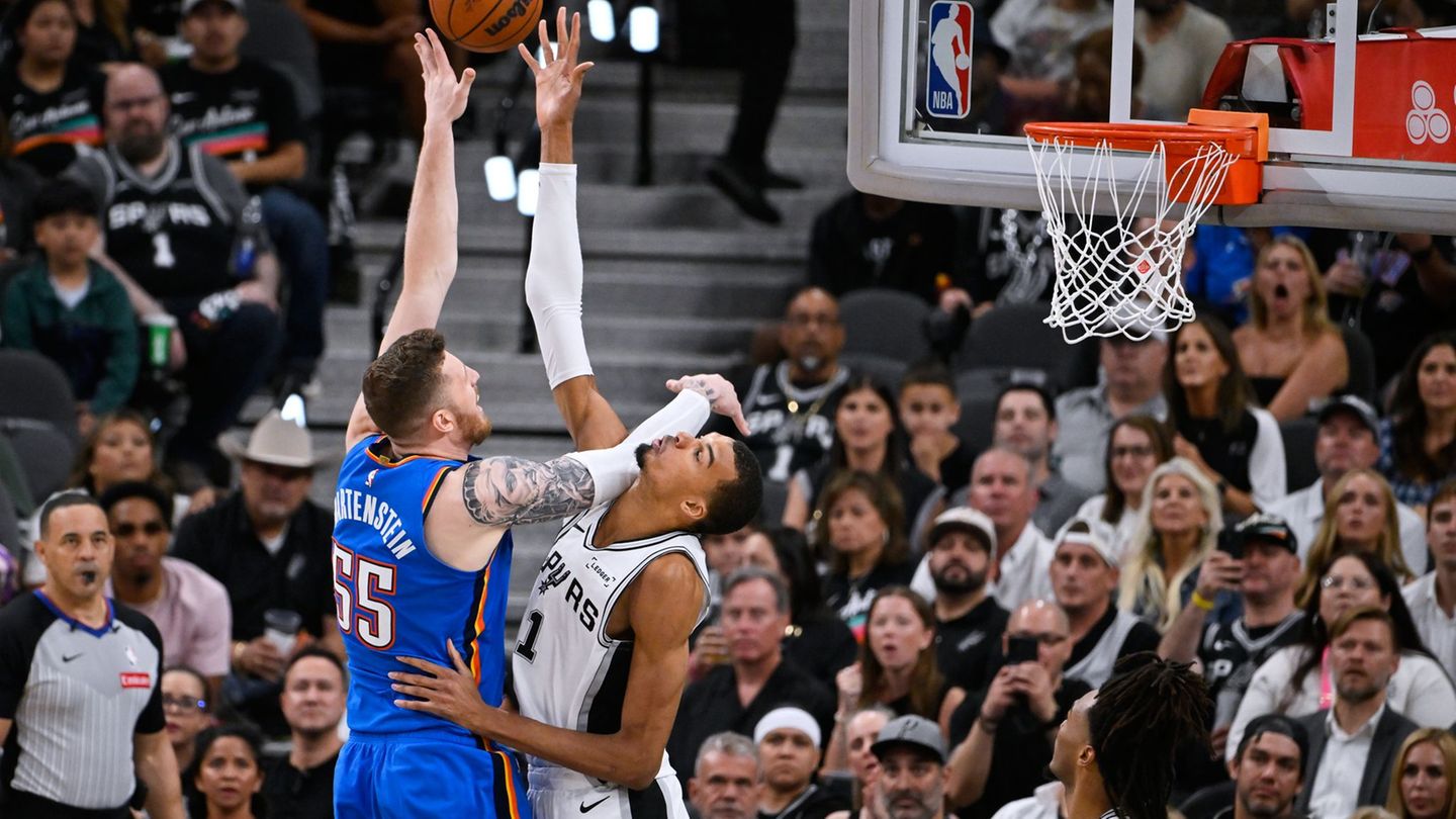 Isaiah Hartenstein (links) legte für Oklahoma in Spiel fünf gegen die San Antonio Spurs um Starspieler Victor Wembanyama 15 Rebo