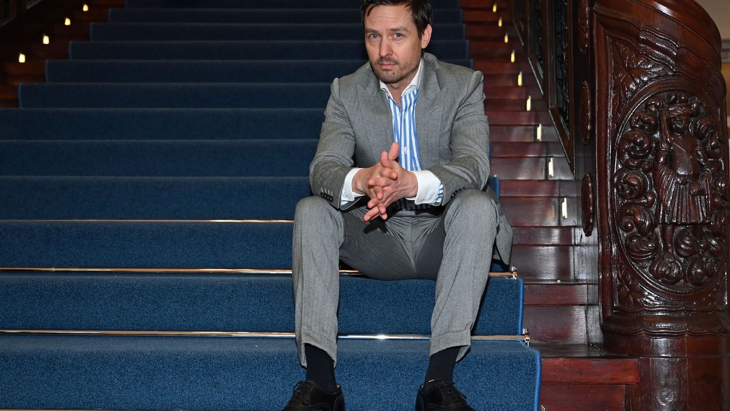 Tom Schilling spielt in „Achtsam Morden“ die Hauptrolle. (Archivbild) Foto: Elisa Schu/dpa