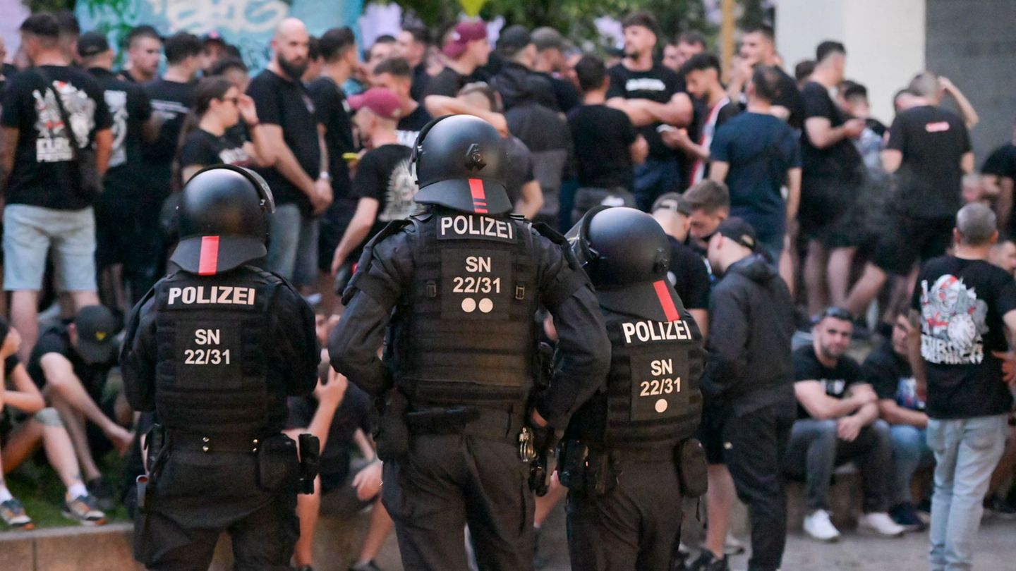 Wie viele Fans an den Auseinandersetzungen beteiligt waren und ob es Verletzte gab, war zunächst unklar. Foto: EHL Media/dpa