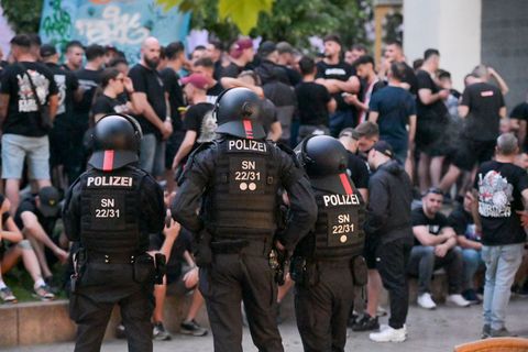 Wie viele Fans an den Auseinandersetzungen beteiligt waren und ob es Verletzte gab, war zunächst unklar. Foto: EHL Media/dpa