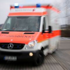 Der Mann wird so schwer verletzt, dass er auf dem Weg zum Krankenhaus stirbt. (Symbolbild) Foto: Stephan Jansen/dpa