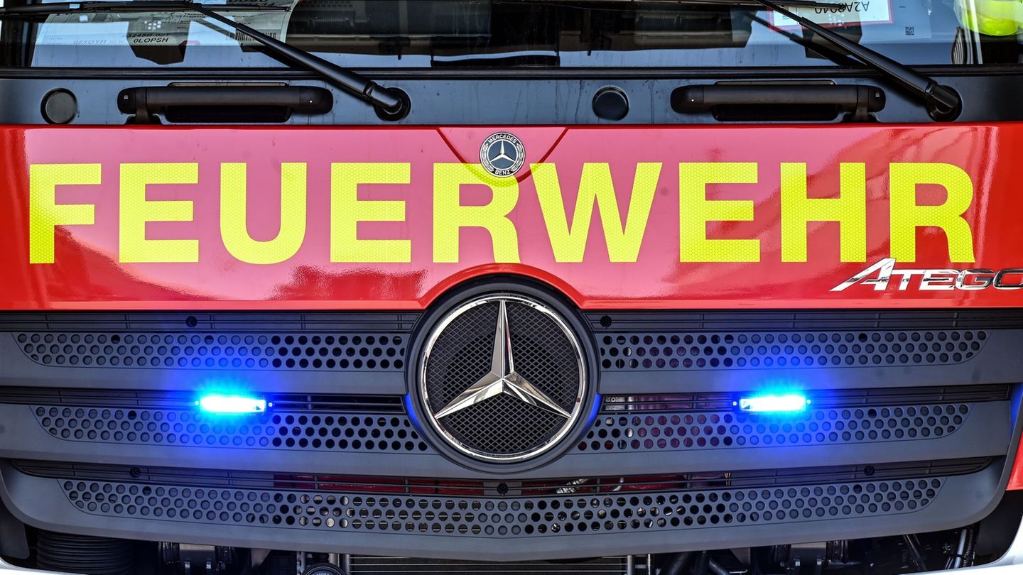 Brand in einem Recyclingbetrieb in Espelkamp - die Feuerwehr hat das Feuer unter Kontrolle. (Symbolfoto) Foto: Uli Deck/dpa
