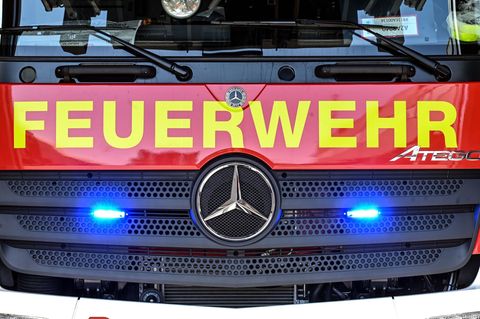 Brand in einem Recyclingbetrieb in Espelkamp - die Feuerwehr hat das Feuer unter Kontrolle. (Symbolfoto) Foto: Uli Deck/dpa