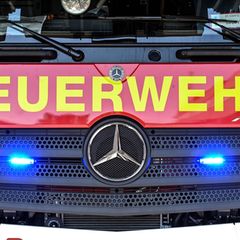 Brand in einem Recyclingbetrieb in Espelkamp - die Feuerwehr hat das Feuer unter Kontrolle. (Symbolfoto) Foto: Uli Deck/dpa
