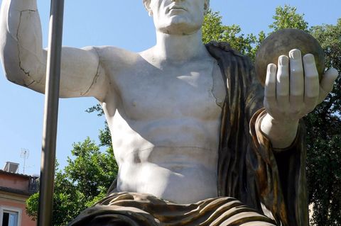 Die Antike kennt wenige so bedeutende Herrscher wie ihn: Kaiser Konstantin, genannt der Große – hier als rekonstruierte Monumentalstatue in Rom -, hat die römische Welt fundamental verändert. Überreste der zwölf Meter hohen Statue sind heute im Kapitolmuseum ausgestellt.