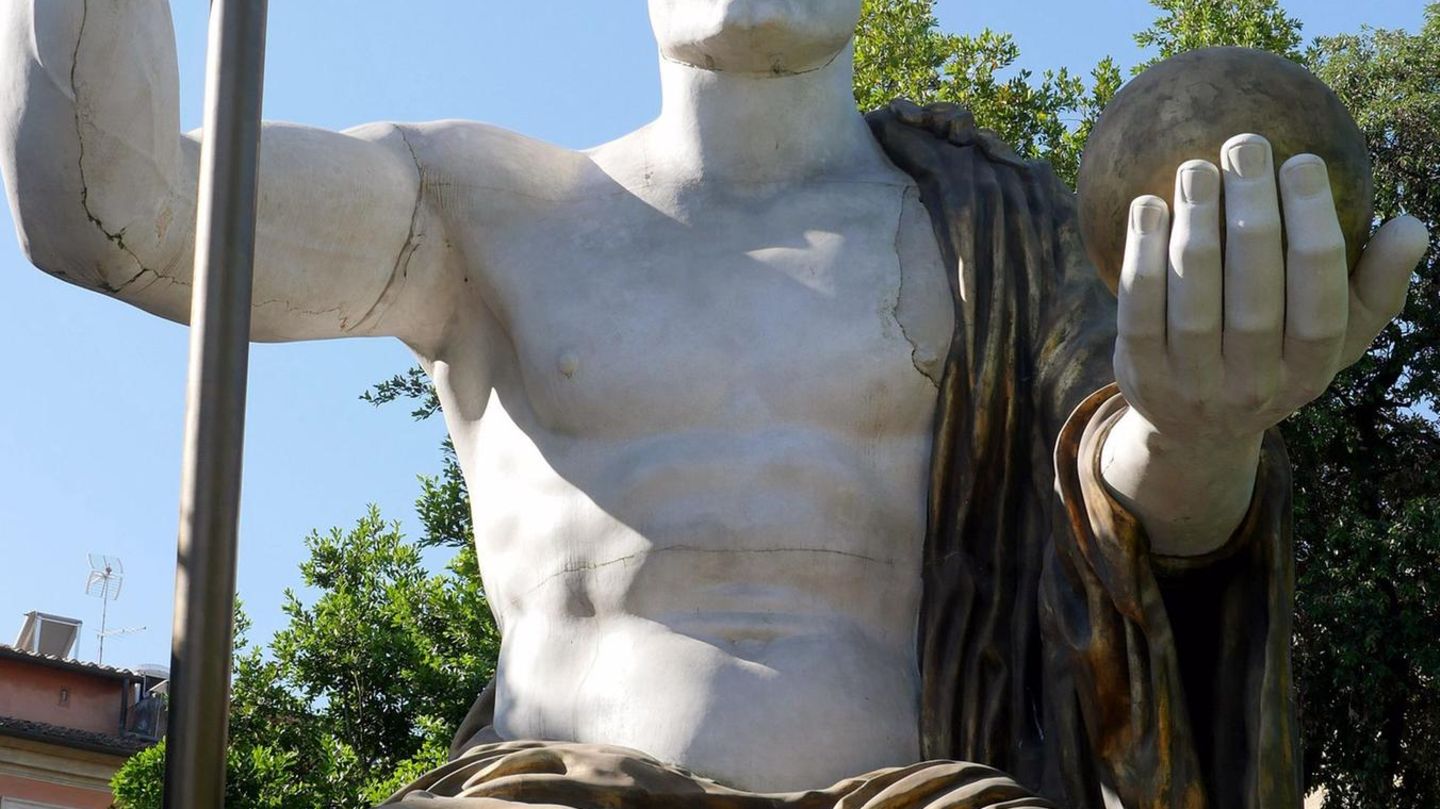 Die Antike kennt wenige so bedeutende Herrscher wie ihn: Kaiser Konstantin, genannt der Große – hier als rekonstruierte Monumentalstatue in Rom -, hat die römische Welt fundamental verändert. Überreste der zwölf Meter hohen Statue sind heute im Kapitolmuseum ausgestellt.