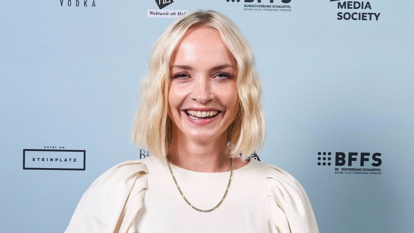 Janin Ullmann führt seit 2025 durch „Temptation Island“ und die VIP-Variante.