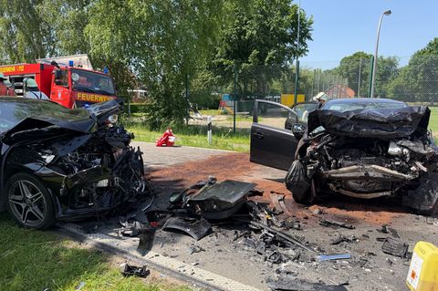 Bei einem Frontalzusammenstoß im Emsland stirbt ein Fahrer. Foto: Matthias Brüning/dpa
