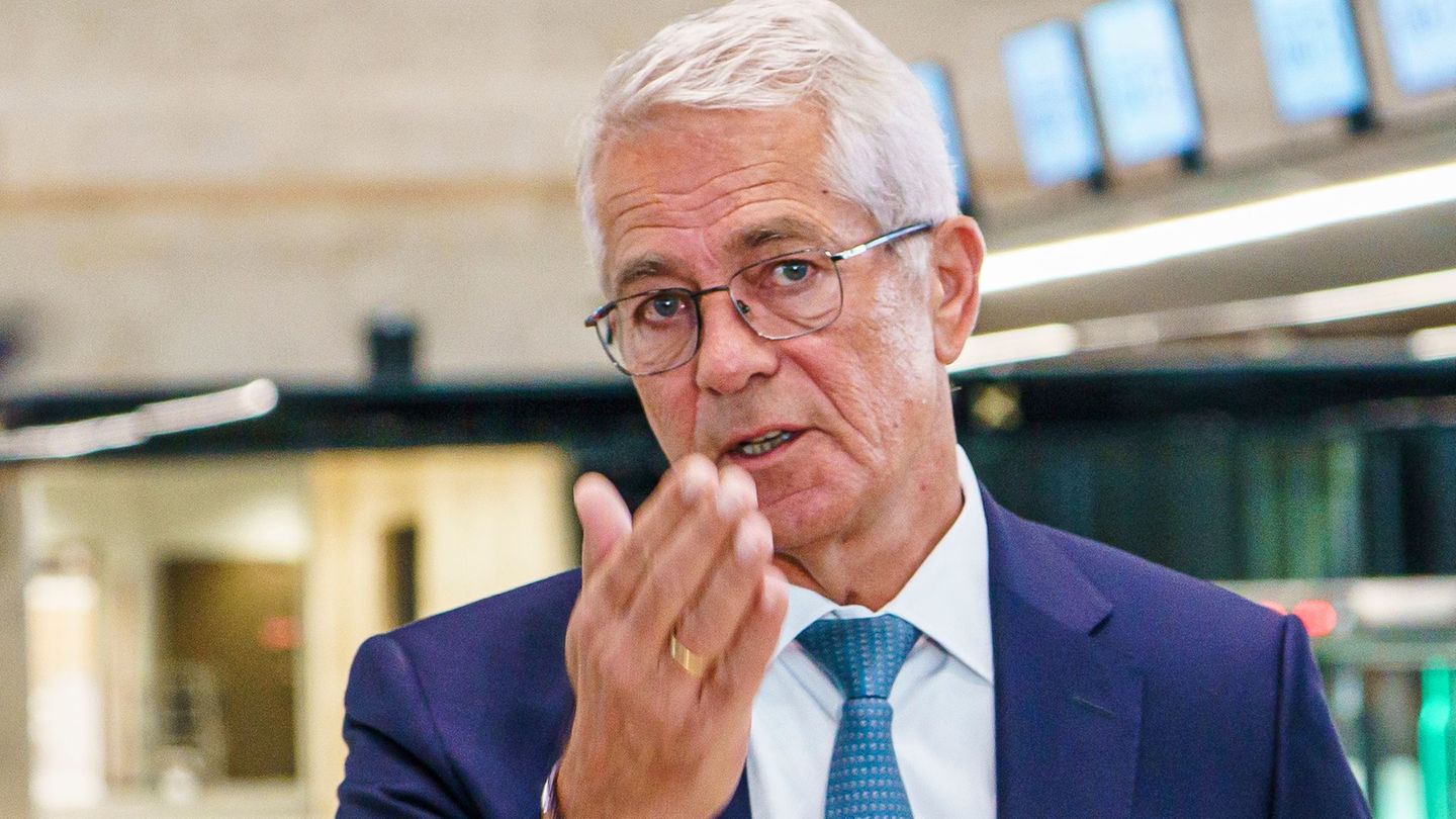 Keine Sorgen um mangelndes Kerosin: Flughafenchef Schulte. Foto: Andreas Arnold/dpa