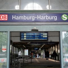 Die Bundespolizei Hamburg nahm einen 65-Jährigen in Gewahrsam, nachdem er den „Hitlergruß“ gezeigt haben soll. (Symbolbild) Foto