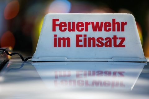 Die Autobahn musste wegen der Löscharbeiten zeitweise gesperrt werden. (Symbolbild) Foto: Daniel Karmann/dpa