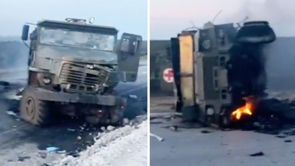 Ein russisches Militärfahrzeug steht in Flammen.