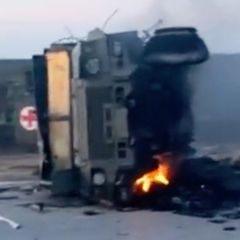Ein russisches Militärfahrzeug steht in Flammen.
