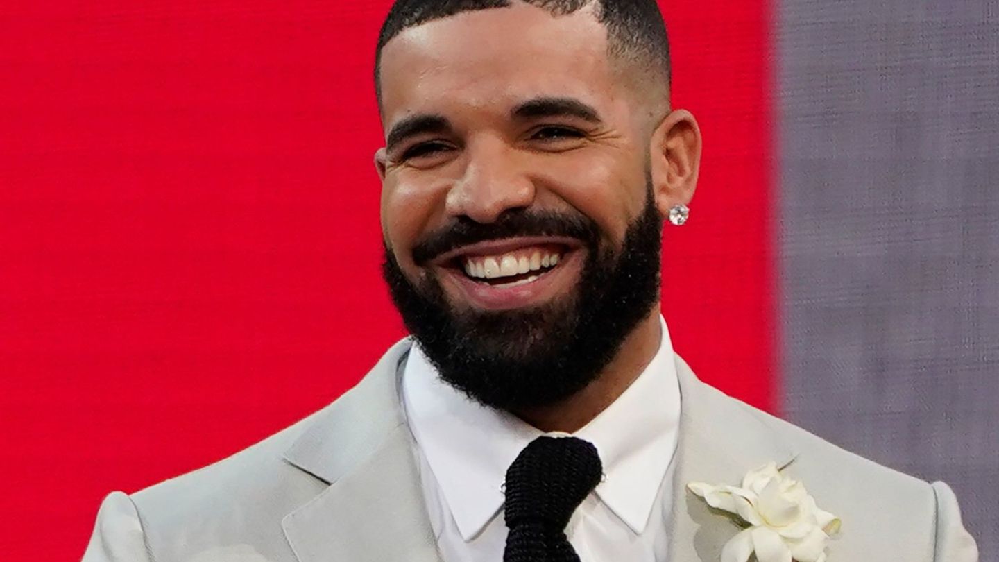 Drake überraschte seine Fans diesen Monat mit gleich drei neuen Alben. (Archivbild) Foto: Chris Pizzello/Invision/AP/dpa