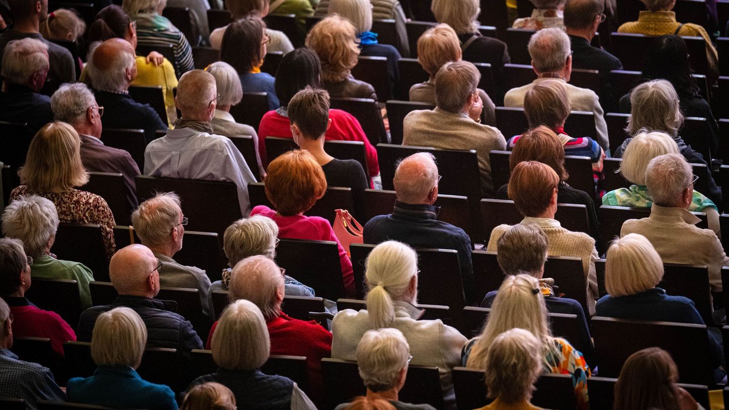 Immer mehr Ältere - und weniger Jüngere: Das kennzeichnet die demografische Entwicklung. (Symbolbild) Foto: Sina Schuldt/dpa