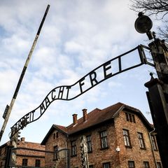 Der Schriftzug „Arbeit macht frei“ stand über den Toren mehrerer Konzentrations- und Vernichtungslager. (Symbolbild) Foto: Britt