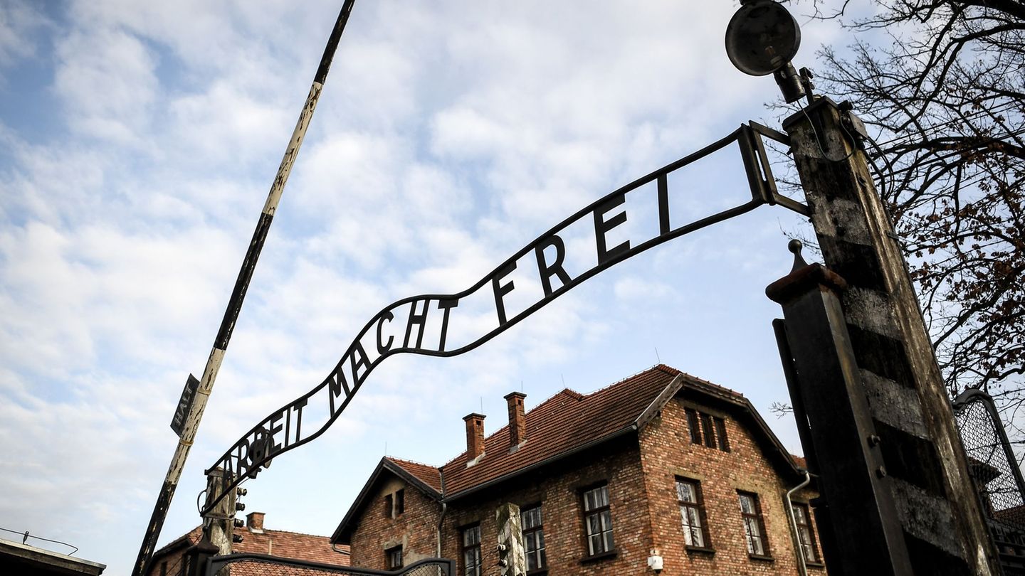 Der Schriftzug „Arbeit macht frei“ stand über den Toren mehrerer Konzentrations- und Vernichtungslager. (Symbolbild) Foto: Britt