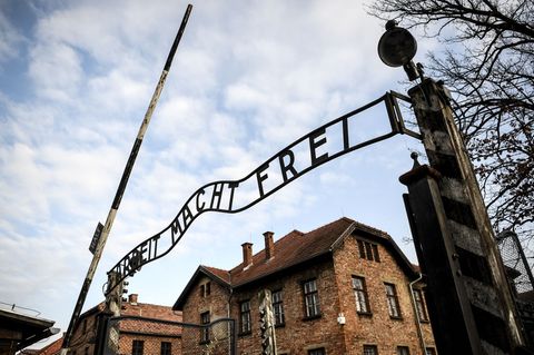 Der Schriftzug „Arbeit macht frei“ stand über den Toren mehrerer Konzentrations- und Vernichtungslager. (Symbolbild) Foto: Britt