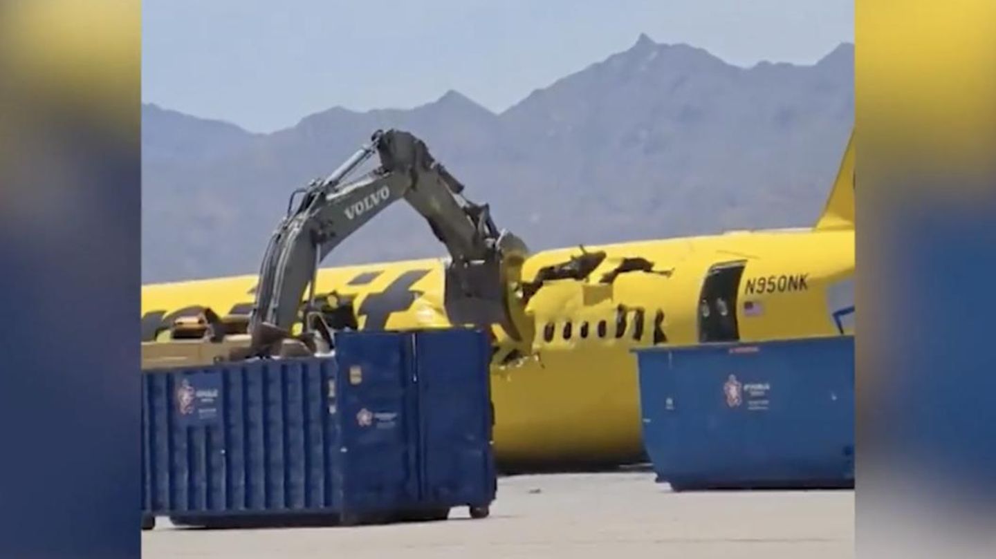 Bankrotte Airline: Bagger verschrottet fast neuen Airbus A320