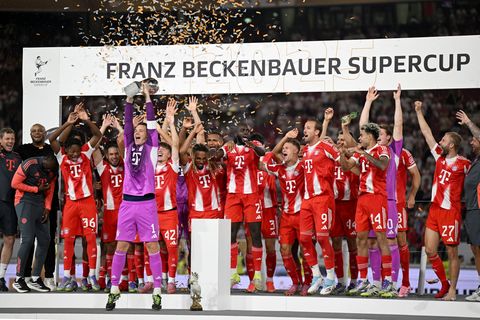 So wollen die Bayern auch im Sommer den Supercup bejubeln. (Archivbild) Foto: Bernd Weißbrod/dpa