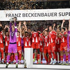 So wollen die Bayern auch im Sommer den Supercup bejubeln. (Archivbild) Foto: Bernd Weißbrod/dpa