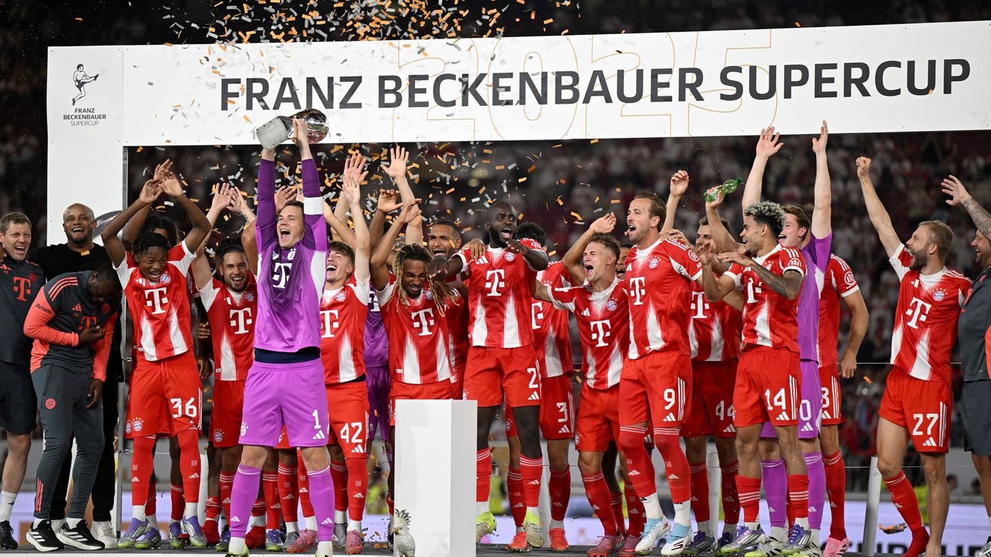 So wollen die Bayern auch im Sommer den Supercup bejubeln. (Archivbild) Foto: Bernd Weißbrod/dpa