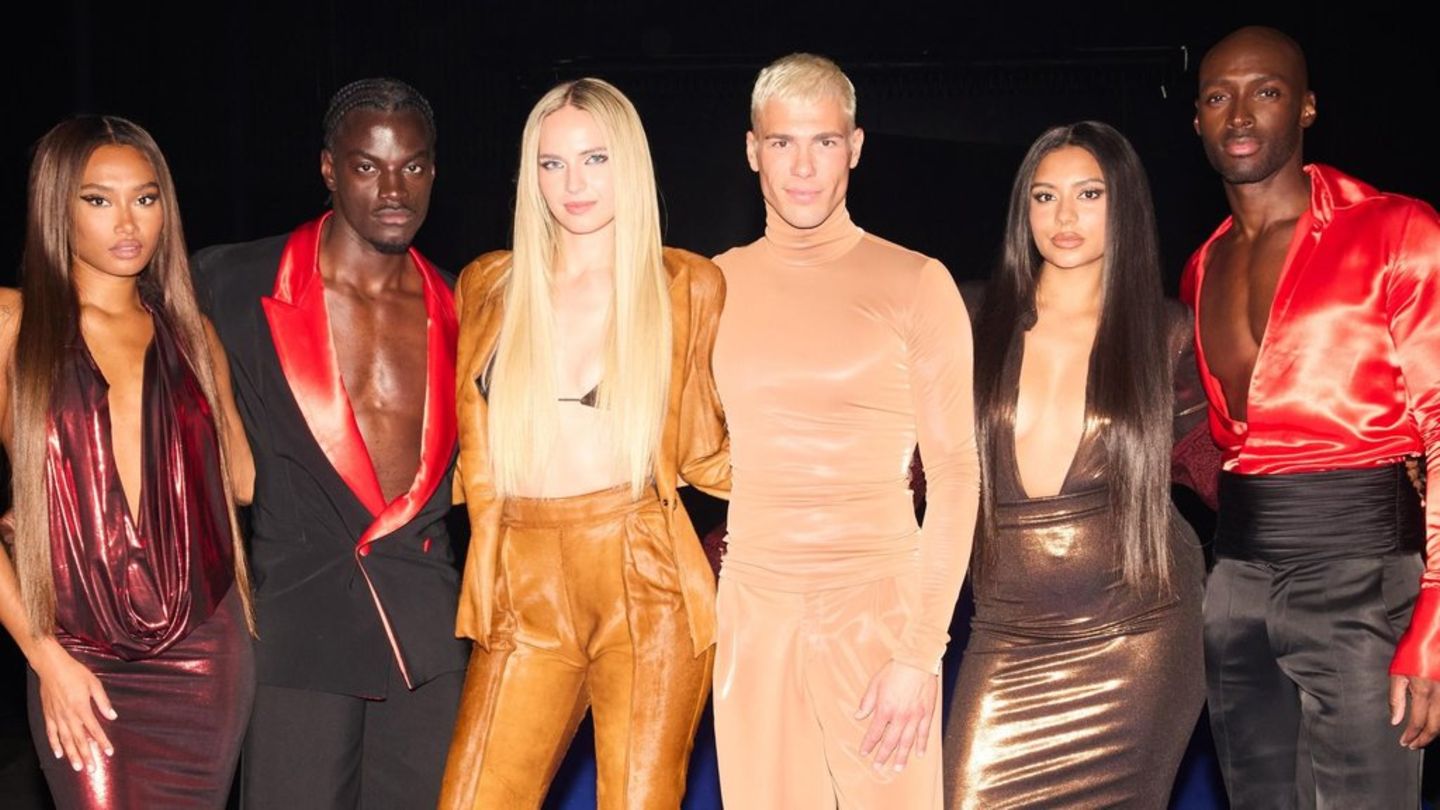 Aurélie (von links), Ibo, Anna, Tony, Daphne und Godfrey stehen im Finale von „GNTM“ 2026.