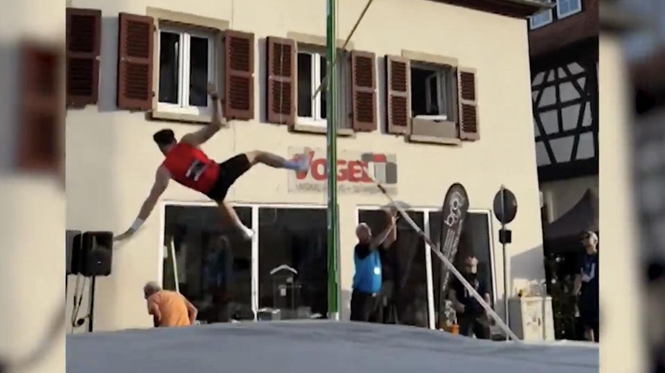 Stabhochspringer Torben Blech stürzt bei einem Sprung.