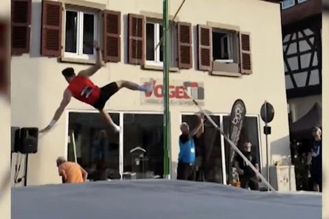 Stabhochspringer Torben Blech stürzt bei einem Sprung.