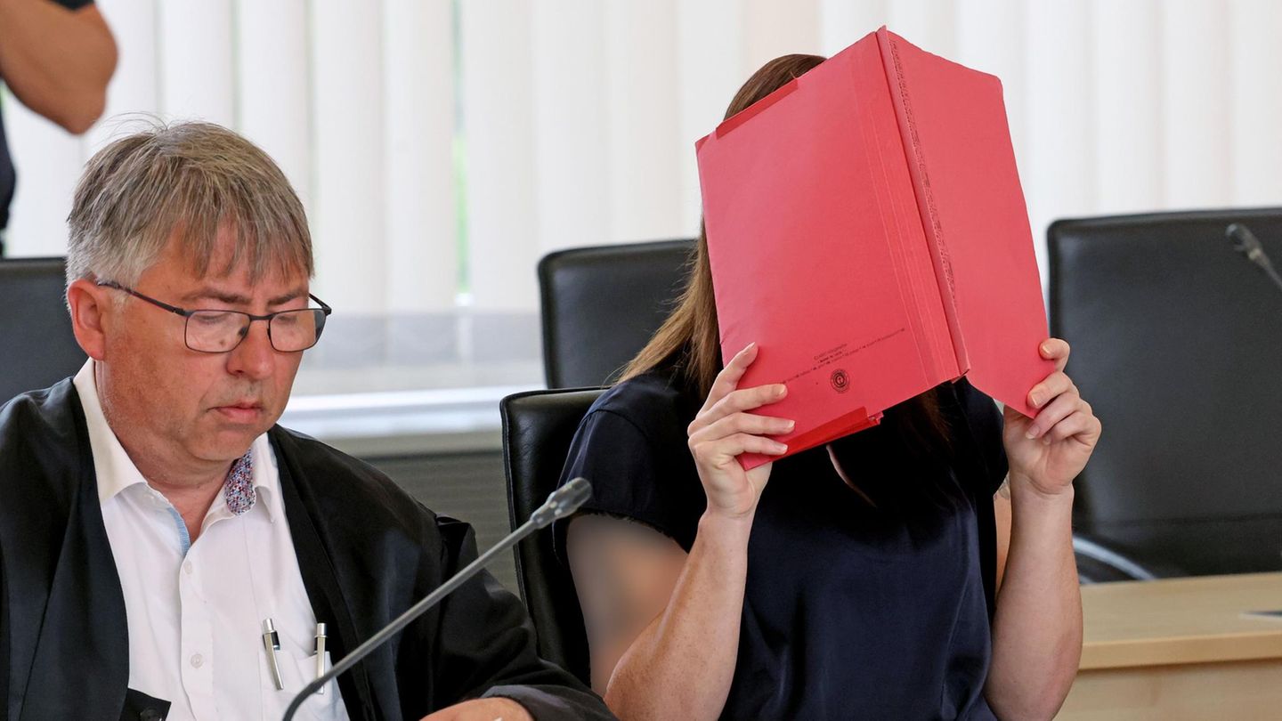 Anwalt Andreas Ohm (links) und die Angeklagte Gina H. im Saal des Landgerichts am sechsten Prozesstag im Mordprozess im Fall Fabian
