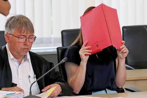 Anwalt Andreas Ohm (links) und die Angeklagte Gina H. im Saal des Landgerichts am sechsten Prozesstag im Mordprozess im Fall Fabian