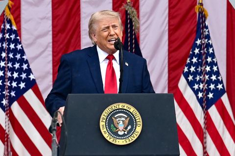 Laut der neuesten Gesundheitsuntersuchung ist bei US-Präsident Donald Trump alles bestens. Seit über einem Jahrzehnt stellen Ärzte dagegen Ferndiagnosen, die von Narzissmus über Demenz bis hin zur Degenerierung des Frontallappens im Gehirn reichen. Offiziell bestätigt ist davon nichts, jedoch mehren sich die Zweifel daran, dass bei dem 79-Jährigen gesundheitlich alles im grünen Bereich ist.