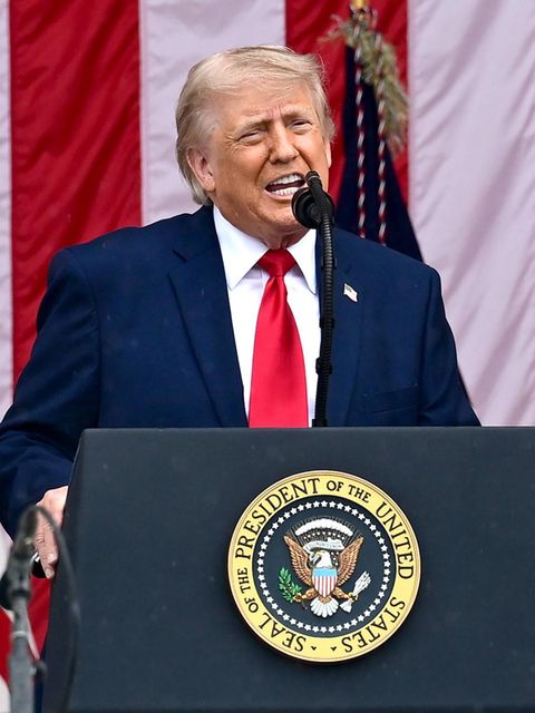 Laut der neuesten Gesundheitsuntersuchung ist bei US-Präsident Donald Trump alles bestens. Seit über einem Jahrzehnt stellen Ärzte dagegen Ferndiagnosen, die von Narzissmus über Demenz bis hin zur Degenerierung des Frontallappens im Gehirn reichen. Offiziell bestätigt ist davon nichts, jedoch mehren sich die Zweifel daran, dass bei dem 79-Jährigen gesundheitlich alles im grünen Bereich ist.