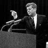 John F. Kennedy: Der so jugendlich wirkende und beliebte US-Präsident (Amtszeit: 1961–1963) litt unter Höllenqualen. Wegen einer Nebenniereninsuffizienz und einer schmerzhaften Rückenerkrankung war er ständig auf Kortison und Schmerzmittel angewiesen. Nicht weniger als neunmal musste er ins Krankenhaus gebracht werden.