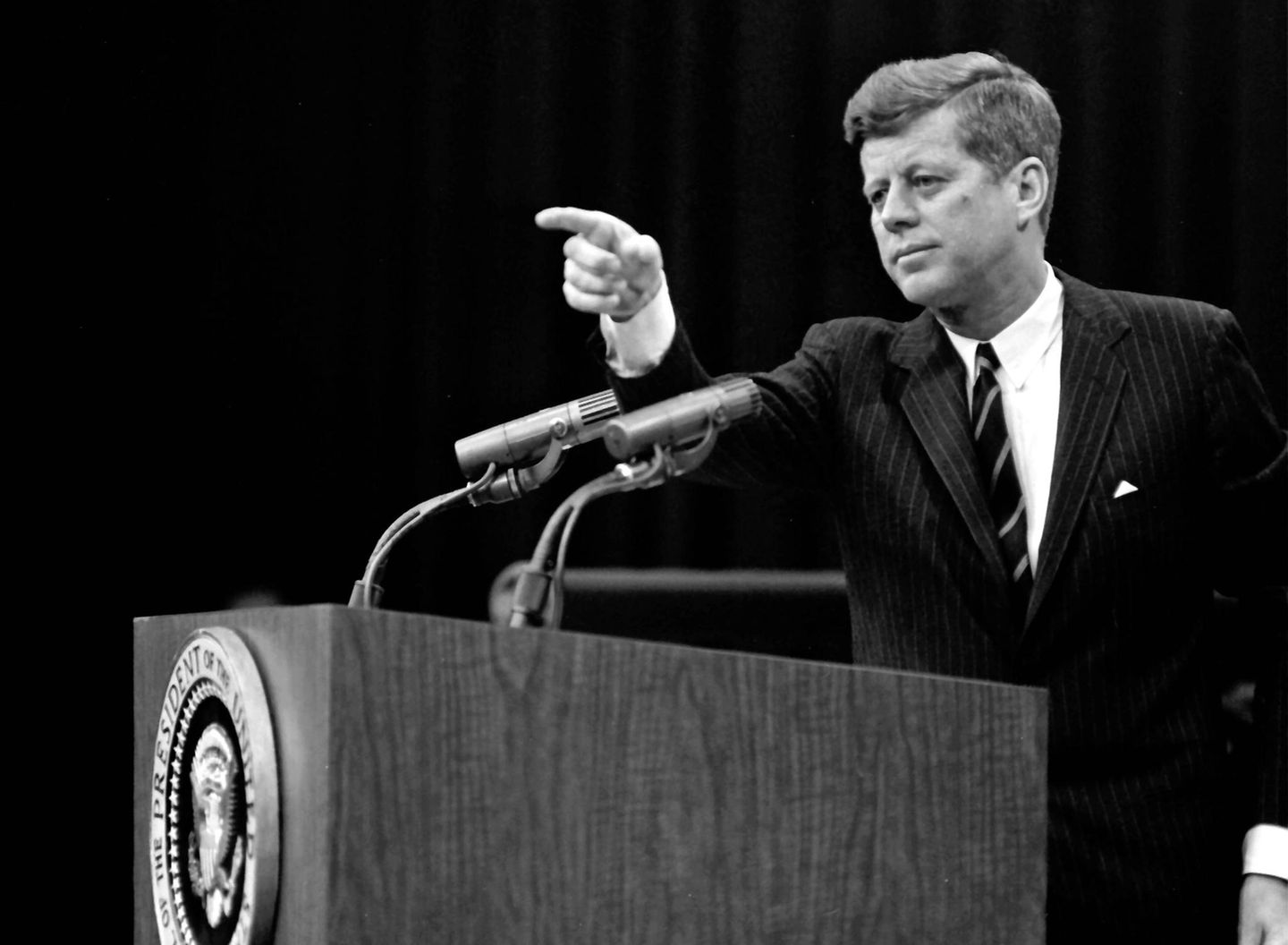 John F. Kennedy: Der so jugendlich wirkende und beliebte US-Präsident (Amtszeit: 1961–1963) litt unter Höllenqualen. Wegen einer Nebenniereninsuffizienz und einer schmerzhaften Rückenerkrankung war er ständig auf Kortison und Schmerzmittel angewiesen. Nicht weniger als neunmal musste er ins Krankenhaus gebracht werden.