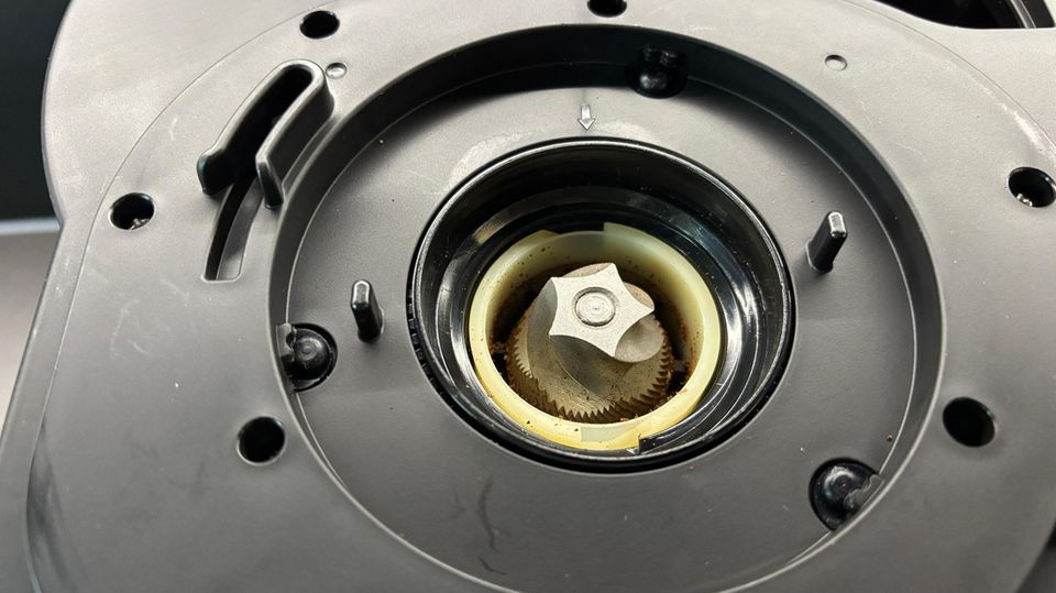 Kaffeemaschine mit Mahlwerk: Blick ins Kegelmahlwerk der BEEM Aroma Fresh